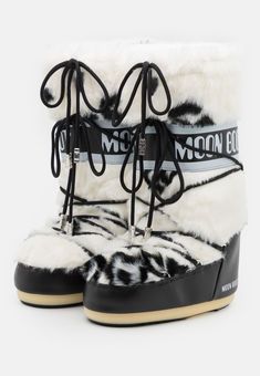 White Moon Boots, Makeup History, Classic Icon, Boot Fits, Beautiful Oregon, Moon Boot, Funky Shoes, Ski Chalet, Faux Fur Boots