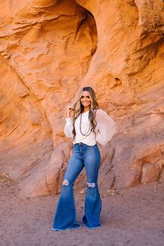 Bellbottom Pants Outfits Western, Casual Bell Bottoms Outfit, Bell Bottom Jeans Outfit Fall, Country Girl Style Outfits, Bell Bottom Jeans Outfit, Mom Fits, Bell Bottoms Outfit, Flare Jeans Outfit, Jeans Outfit Fall