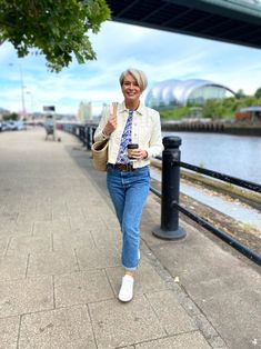 Middle Aged Woman Fashion, Outfits For Women Over 60 Casual, Short Hair Makeover, Layers Tutorial, Haircut At Home, Classic Fashion Looks, Fashion 50s, Style At A Certain Age