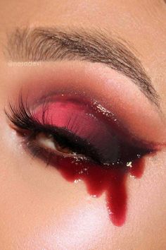 Gory Vampire Makeup, Halloween Idea Make Up, Blood Drip Makeup Look, Aesthetic Vampire Makeup, Vampire Make Up For Women, Halloween Theme Makeup, Make Up Halloween Vampire, Blood Eye Makeup, Vampire Makeup Halloween Women