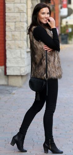 15 Outfits con color negro para brillar este invierno 2018 Fur Vest Outfits, Booties Outfit, Classy Winter Outfits, Quoi Porter, Fashion Blogger Style, Style Noir, Black Women Fashion, All Black Outfit, Vest Outfits