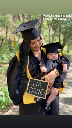 Pregnant Graduation Pictures, Graduating Mom, Graduation Pictures With Baby, Mom Graduation Pictures With Kids, Family Graduation Pictures, Graduations Ideas