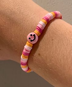 Preppy Bracelets Smiley Face, Smiley Face Beaded Bracelet, Clay Bracelets Diy Preppy, Handmade Bracelets Aesthetic, Idea For Bracelet, Smiley Face Bracelet Ideas, Clay Bead Bracelet Inspiration, Preppy Beaded Bracelet, Preppy Clay Bracelets