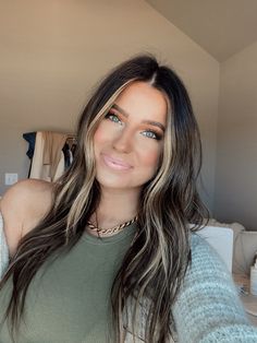 Chunky Highlights, Mood Happy, Hair Color Streaks, Brunette Hair With Highlights, Money Piece, Gorgeous Hair Color, Dark Hair With Highlights, Brown Hair Balayage, Penteado Cabelo Curto