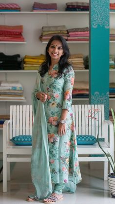 Floral Churidar Neck Designs, Floral Print Salwar Suit Design, Floral Print Kurti Design Patterns, Floral Print Churidar Designs, Printed Churidar Designs Ideas, Kurthi Design Floral, Floral Churidar Designs, Floral Print Kurta Designs Women, Floral Printed Suits Design Indian