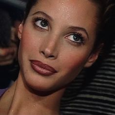 Christy Turlington Aesthetic, 90s It Girl Aesthetic, 90s Glamour Aesthetic, Christy Turlington Outfits, 90s Diva Aesthetic, 90s Model Make Up, Famous Makeup Looks, 90s Aesthetic Women, 90s Makeup Aesthetic