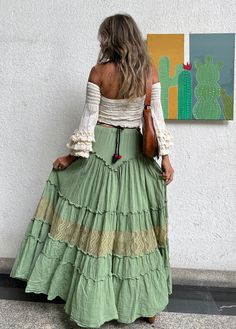 Beachy Boho Outfits, Hippie Outfit Inspo, Boho Long Skirt, Bohemian Style Skirts, French Boho, Roma Fashion, Healthy Dinner Ideas, Beige Crop Tops, Chique Outfit