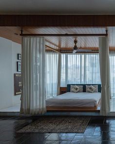 Traditional Indian Bedroom Design, Indian Modern House, Indian Bedroom Decor, India Home Decor, Indian Home Design, Interior Design Your Home, Indian Home Interior, Bungalow House Design, Bedroom Furniture Design