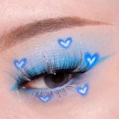 Blue Heart Makeup Look, Blue Makeup Inspo Aesthetic, Blue White Makeup Look, Pretty Blue Makeup, Blue Graphic Eye Makeup, Cute Blue Makeup Looks, Blue Concert Outfit Ideas, Eye Makeup Art Aesthetic, Blaues Make Up