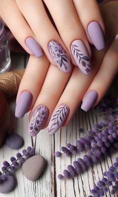 Nail Art Designs Purple Lavender, Lilac Nail Art Design, Lavender Nail Design Ideas, Gel Nails Lavender, Nail Art Lavender, Lavender Nails With Design, Cute Flower Nail Designs, Lavender Nail Art, Flower Nail Ideas