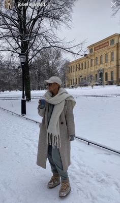 Snowy Outfits Winter, White Scarf Outfit, Ways To Style A Scarf, Europe Winter Outfits, Stylish Winter Outfits, Winter Outfits Cold, Winter Dress Outfits, Scarf Style, Winter Outfit Inspiration