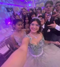 Quinceanera Court Pictures, Quince Picture Ideas, Quince Court, Quinceanera Dances, Court Pictures, Quince Pictures, Xv Ideas, Group Selfie