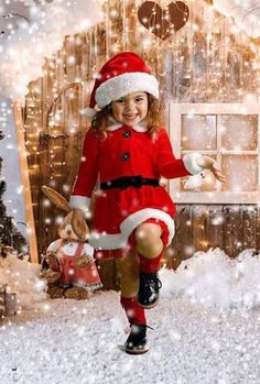 Toddler Christmas Photoshoot, Fun Christmas Photos, Christmas Background Photography, Xmas Decorations Diy, Christmas Poses, Christmas Family Photoshoot, Christmas Prep, Christmas Picture, Elegant Christmas Trees