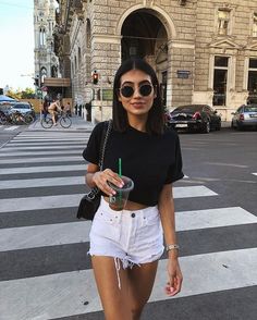 White Denim Shorts Outfit, Cozy Summer Outfits, Day Drinking Outfit, Denim Shorts Outfit, Casual Summer Outfits For Women, Cooler Style, Fest Outfits, Outfit Chic, Cool Summer Outfits