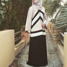 Colour block abaya www.annahariri.com Annah Hariri, Modern Abaya, Dress Kebaya, Dubai Style, Modest Clothing, Next Clothes