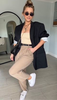 Blazer Outfits Casual, Look Office, Beige Outfit, Elegante Casual, Smart Casual Outfit, Casual Work Outfits, Business Casual Outfits, Black Blazer