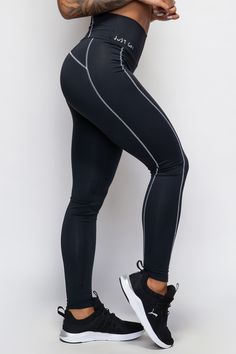 A Calça Legging Just Go é a motivação extra que você precisa pra treinar. Linda, confortável e super moderna, essa Calça de Ginástica é desenvolvida em Poliamida, oferecendo suporte durante os exercícios. Power acertado e cintura alta garantem sustentação e conforto. Bolso no cós para maior praticidade durante o treino. Fitted Black Activewear, Just Go, Pants, Trousers