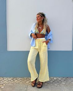 Algarve Portugal Outfit, Summer 24 Outfits, Summer Outfits Colorful, Inspo Outfit Summer, Summer Vibes Outfits, Portugal Outfits, Spain Outfit Ideas, Europe Fits, Backpacking Outfits