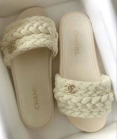 👑 𝔉𝔬𝔩𝔩𝔬𝔴 ——> @𝔗𝔞𝔱𝔦𝔞𝔫𝔞_𝔐𝔞𝔢 Chanel Girl, Slippers Collection, Trendy Slippers, Fluffy Shoes, Luxury Sandals, Tube Bracelet, Designer Slides