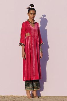 Shop for Rajiramniq Pink Silk Velvet Embroidered Kurta Palazzo Set for Women Online at Aza Fashions Printed Velvet Suits Women Indian, V Neck Kurta, Bandhej Print, Velvet Kurta, Suits 2023, Kurta Palazzo Set, Kaftan Designs, Velvet Dress Designs, Palazzo Set