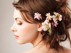 Wedding Skincare, Messy Hair Updo, Floral Wedding Hair, Prom Hair Updo, Quinceanera Hairstyles, Hair Up Or Down, Flowers In Her Hair, Floral Hair Combs, Indian Bridal Hairstyles