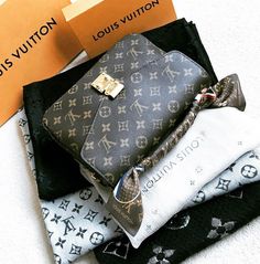 Lv Shawl, Louise Vuitton, Lv Pochette, Luggage Store, Louis Vuitton Fashion, Cute Handbags, Louis Vuitton Pochette, Louis Vuitton Shoes