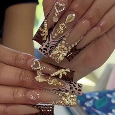 Beautiful Custom Set Comes With Extra Nails Incase Needed Hot & Stylish Gold Leo Nails, Leo Bday Nails, Nails With Dangle Charms, Birthday Nail Set Ideas Leo, Leo Acrylic Nails, Leo Inspired Nails, Leo Nails Zodiac, Gold Bling Nails, Virgo Birthday Nails