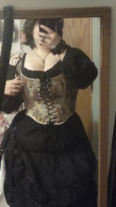 Outfits With A Corset, 90s Plus Size Fashion, Girls Outfit Ideas, Outfit Ideas Plus Size, How To Look Expensive, Earthy Outfits, Plus Size Corset, Look Expensive