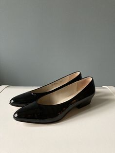 Bally 1980s black patent leather pumps  100% leather made in Italy condition: good size: marked size EU 38,5, please refer to measurements length: approximately 25 cm (9,8 inch) width: approximately 7,5 cm (2,9 inch) heel: 3,5 cm (1,3 inch) Make sure to check measurements carefully, compare them to a similar piece that fits you well, not to your own. This item is vintage, it has been worn and may present minor flaws which contribute as much to its charm as to its history. Classic Low Heel Patent Leather Court Shoes, Patent Leather Court Shoes With Almond Toe, Business Patent Leather Court Shoes With Low Heel, Business Court Shoes In Patent Leather With Low Heel, Classic Black Patent Leather Court Shoes, Black Low Heel Patent Leather Court Shoes, Medium Width Patent Leather Court Shoes With Almond Toe, Business Court Shoes In Patent Leather With Almond Toe, Closed Toe Patent Leather Court Shoes For Business