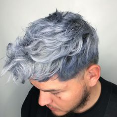 A trendy silver hair color for hipsters How To Bun, Silver Hair Men, Blond Haircut, Balayage Blond, Asymmetrical Hairstyles, Bouffant Hair, Beauty Corner