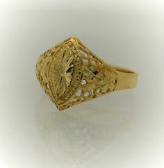 Anillo de Mujer de Oro 10k, Estilo Almendra Calada Descripción: Esta sortija de oro 10k tiene un diseño moderno y elegante de estilo almendra calada. Es perfecta para complementar cualquier atuendo y añadir un toque de sofisticación a tu look diario. Además, su excelente precio la convierte en una opción asequible y atractiva para cualquier persona que busque calidad y estilo en una joya. Características: Material: Oro 10k Color: Amarillo Diseño: Almendra Calada y dos flores a sus lados Texturas Ornate Gold Filigree Ring With Diamond Cut, Heirloom Jewelry For Celebrations, Traditional Filigree Ring For Anniversary, Oval Gold Filigree Ring With Diamond Cut, Antique Gold Filigree Ring With Diamond Cut, Ornate Gold Rings With Diamond Cut, Antique Gold Filigree Diamond Cut Ring, Classic 14k Gold Filigree Ring, Gold Filigree Ring With Intricate Design For Formal Occasions