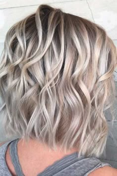 Chic Medium Length Layered Haircuts For A Trendy Look ★ Short Layered Wavy Hairstyles, Dunner Wordend Haar, Medium Length Hair With Layers, Hair 2018, Hair Styles 2017, Long Bob, Medium Length Hair Cuts, Layered Haircuts, Layered Hair