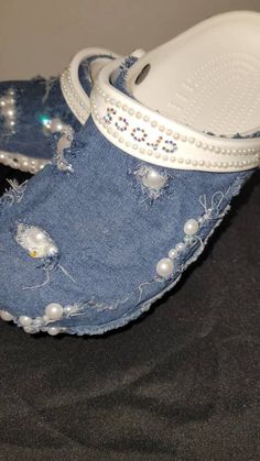 Bling Crocs. If specific theme or croc charms wanted please dm or leave in notes Diy Crocs Shoes, Jean Crocs, Crocs Business, Customized Crocs Shoes, Painted Crocs, Blinged Crocs, Bedazzled Shoes Diy, Bling Crocs, Custom Jean