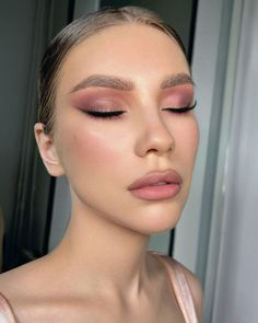 Bridal Make Up Pale Skin, Rosey Eyeshadow, Rose Makeup Look, Rose Eye Makeup, Makeup Looks For Summer, Make Rose Gold, European Makeup, Makeup Rose Gold, Rose Gold Makeup Looks