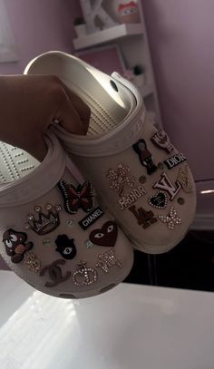 Baddie Croc Charms, Tan Crocs With Charms, White Croc Charm Ideas, Grey Crocs With Charms, Designer Crocs Charms, Aesthetic Croc Charms, White Crocs With Charms, Croc Design Ideas