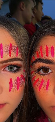 Sports Day Makeup, Pink Football Game, School Spirit Face Paint, Football Makeup, Football Face Paint, Football Season Outfits, Football Game Outfit Highschool, Spirit Posters, Spirit Day Ideas