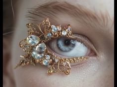 Trinket Aesthetic, Effie Trinket, Headpiece Jewelry, Fake Jewelry, Eye Makeup Art, Fantasy Makeup, Inspired Outfits, Eye Jewelry