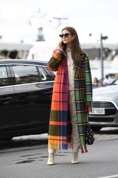 How To Style A Statement Coat: 16 Cool Outfit Ideas That Aren't Overwhelming Autumnal Fashion, Chic Wardrobe, Chic Coat, Color Season, Ootd Inspo, Plaid Coat, Fashion Hacks Clothes, Winter 2023, Clothing Hacks