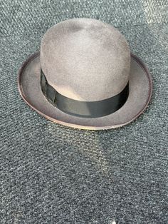 Sophisticated top hat, Excellent condition Classic Fitted Fedora Costume Hat, Curved Brim Formal Costume Hats For Winter, Formal Curved Brim Costume Hat For Winter, Formal Winter Costume Hat With Curved Brim, Winter Formal Costume Hat With Curved Brim, Classic Formal Fedora Costume Hat, Classic Fedora Costume Hat For Formal Events, Vintage Top Hat With Flat Brim, Vintage Wide Brim Solid Color Hat