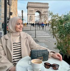 Paris Hijab Outfit, Hijabi Autumn Outfits, Modest Winter Fashion, London Outfit Ideas, Hijab Hat, Modest Casual Outfits, Winter Outfits Aesthetic, Winter Travel Outfit