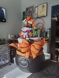 Halloween diaper cake Diaper Cake Halloween Theme, Spooky Sprinkle, Halloween Shower Ideas, Fall Diaper Cake, Cake For Halloween