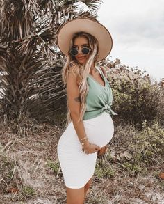 # 39 semaines de grossesse! Ce petit chignon est presque fini - PREGO FASHION. - #Ce #chignon #de #est #Fashion #fini #grossesse #petit #PREGO #presque #semaines Kelsey Floyd, Boho Maternity