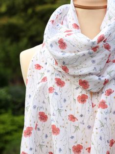 Incredibly soft and beautiful fabric, highly recommend :) A very elegant women's scarf was made for you from 100% linen, a soft white pre-washed fabric with a beautiful print of poppies and meadow flowers. Note: Colors may vary on each device. thanks to its thermoregulatory properties, it is guaranteed to keep warm. We recommend hand washing in a gentle detergent (preferably ecological) at 30 degrees, do not tumble dry. The material is soft, it was washed and dried before sewing. Fabric weight approx. 155g/m2, very pleasant to the touch, even when worn. Benefits of flax: thanks to its thermoregulatory properties, it is guaranteed to keep warm. Flax is one of the most ecological plants, its natural fibers have anti-inflammatory effects. It is also suitable for allergy sufferers. We recommen White Floral Print Scarves For Spring, Bohemian Linen Scarves For Spring, White Floral Print Scarves For Summer, Summer Cotton Scarf With Floral Print, White Beach Scarf For Spring, Meadow Flowers, Summer Scarves, Linen Women, Slovakia