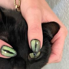 Spooky Cat Nail Art, Really Cool Nails, Creepy Nails Design, Snake Eye Nails, Cat Nails Halloween, Eye On Nails, Dog Acrylic Nails, Eye Ball Nails, Eye Halloween Nails