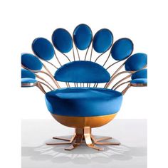 the peacock chair is designed to look like it's feathers