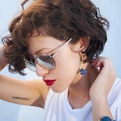 Cabelo cacheado também fica lindo curtinho! Marque uma amiga que é cheia de caracóis. ❤ Cute Short Curly Hairstyles, Pixie Cut Curly Hair, Beyonce Hairstyles, Curly Pixie Hairstyles, Bob Haircut Curly, Short Curly Hairstyles, Curly Hair Photos, Short Curly Haircuts, Curly Pixie