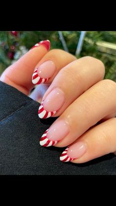 French Manicure Glitter, Nail Art Noel, Candy Cane Nails, Cute Christmas Nails, Christmas Gel Nails, Christmas Nails Easy, Summery Nails, Nail Candy, Cute Gel Nails