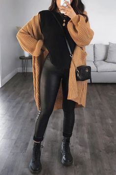 Drinks Date Outfit, Chic Teacher Outfits, Knitted Cardigan Outfit, Houseparty Outfits, Knit Cardigan Outfit, Rebellious Fashion, Look Legging, Stylish Winter Outfits, Brown Cardigan