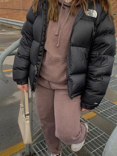 North face brown hoodie white bag Puffy Beige Jacket Outfit, North Face Puffer Outfit, Beige Jacket Outfit, Puffer Outfit, North Face Nuptse, Puffer Jacket Outfit, Beige Jacket, Puffer Jacket Women, Black Puffer