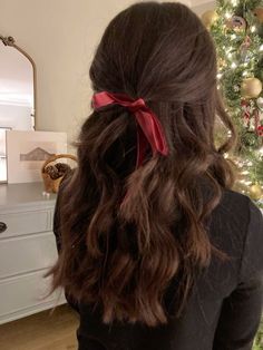 Red Ribbon Hairstyle Aesthetic, Red Bow Hairstyle, Easy Holiday Hairstyles, Hairstyles Brown Hair, Hair Christmas, Company Christmas Party, Holiday Hair, Christmas Hairstyles, Christmas Hair